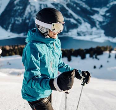 Divertimento sugli sci e avventure invernali
